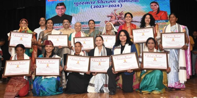 साहसिक और उत्कृष्ट कार्य करने वाली महिलाओं को मंत्री रेखा आर्या ने तीलू रौतेली पुरुस्कार से किया गया सम्मानित