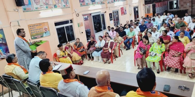 हर घर तिरंगा यात्रा को लेकर बीजेपी महानगर अध्यक्ष उमेश अग्रवाल ने की बैठक,कार्यक्रम को बड़े स्तर पर करने के आदेश