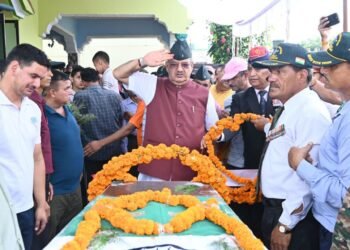 नयागांव रतनपुर निवासी हवलदार दीपेंद्र कंडारी को पुष्पांजलि अर्पित करते सैनिक कल्याण मंत्री गणेश जोशी।*