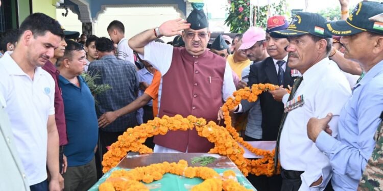 नयागांव रतनपुर निवासी हवलदार दीपेंद्र कंडारी को पुष्पांजलि अर्पित करते सैनिक कल्याण मंत्री गणेश जोशी।*