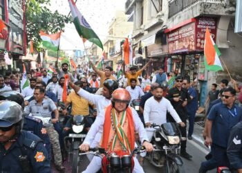 तिरंगा बाइक रैली  में मुख्यमंत्री ने खुद बाइक चलाकर दिया एकता का संदेश,सभी से तिरंगा यात्रा में शामिल होने की अपील की