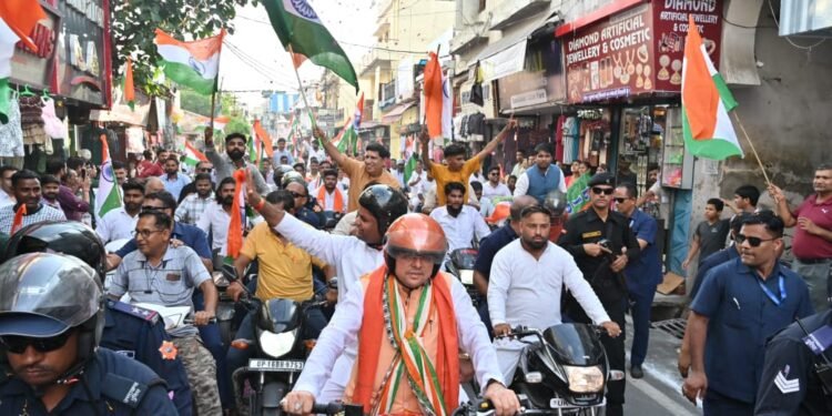 तिरंगा बाइक रैली  में मुख्यमंत्री ने खुद बाइक चलाकर दिया एकता का संदेश,सभी से तिरंगा यात्रा में शामिल होने की अपील की