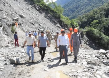 रुद्रप्रयाग के प्रभारी सचिव आर राजेश ने किया केदार घाटी में क्षतिग्रस्त मार्गों का निरीक्षण,अधिकारियों को कार्य में तेजी लाने के दिए निर्देश
