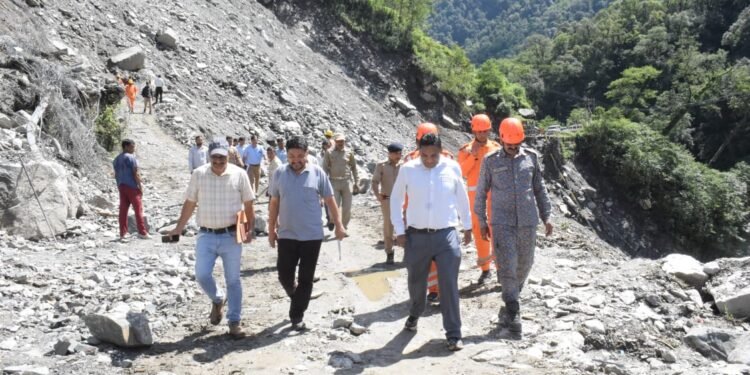 रुद्रप्रयाग के प्रभारी सचिव आर राजेश ने किया केदार घाटी में क्षतिग्रस्त मार्गों का निरीक्षण,अधिकारियों को कार्य में तेजी लाने के दिए निर्देश