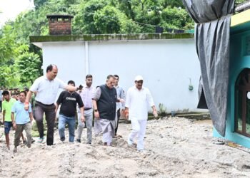 देहरादून के मालदेवता में अतिवृष्टि के कारण हुए नुकसान का कैबिनेट मंत्री गणेश जोशी जोशी ने किया निरीक्षण