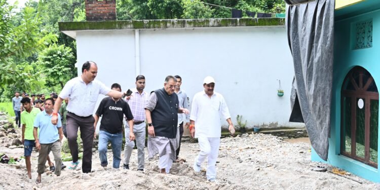 देहरादून के मालदेवता में अतिवृष्टि के कारण हुए नुकसान का कैबिनेट मंत्री गणेश जोशी जोशी ने किया निरीक्षण