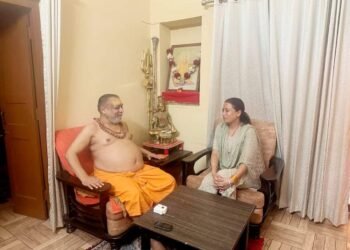 कैबिनेट मंत्री रेखा आर्य ने गुरु स्वामी जगद्गुरु शंकराचार्य राजराजेश्वराश्रम से मुलाकात की