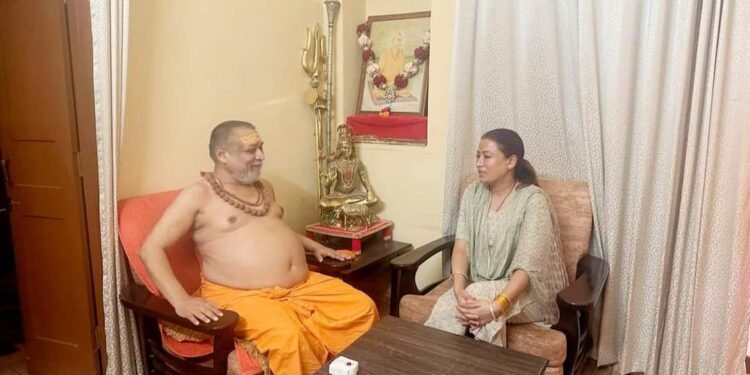 कैबिनेट मंत्री रेखा आर्य ने गुरु स्वामी जगद्गुरु शंकराचार्य राजराजेश्वराश्रम से मुलाकात की