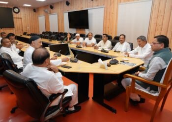 मुख्यमंत्री पुष्कर सिंह धामी से मिले कांग्रेस विधायक हरीश रावत भी रहे मौजूद