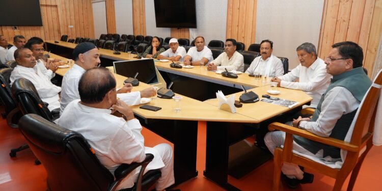 मुख्यमंत्री पुष्कर सिंह धामी से मिले कांग्रेस विधायक हरीश रावत भी रहे मौजूद