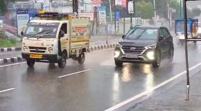 उत्तराखंड में मौसम विभाग में भारी बारिश की चेतावनी जारी की