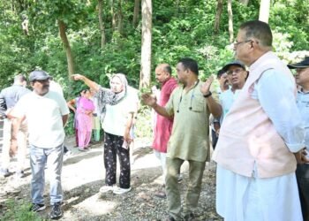 देहरादून के मसंदावला में अतिवृष्टि के कारण हुए नुकसान का निरीक्षण कैबिनेट मंत्री गणेश जोशी