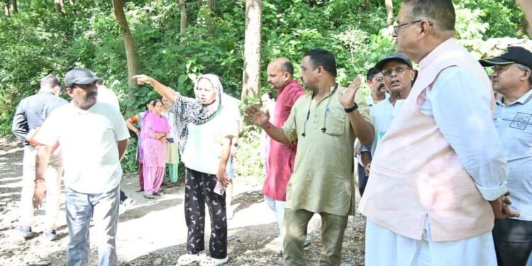 देहरादून के मसंदावला में अतिवृष्टि के कारण हुए नुकसान का निरीक्षण कैबिनेट मंत्री गणेश जोशी