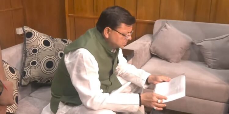 एक्सन में सीएम धामी,अचानक पुलिस मुख्यालय में औचक निरीक्षण के लिए पहुंचे