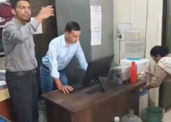 देहरादून DM सविन बंसल ने जिला समाज कल्याण कार्यालय का किया औचक निरीक्षण