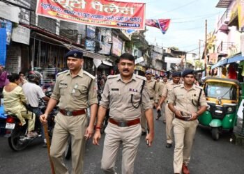 Dehradun के पलटन बाजार में पुलिस ने चलाया सत्यापन अभियान,202 लोगों का हिरासत में