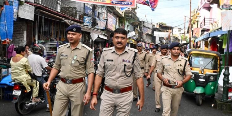 Dehradun के पलटन बाजार में पुलिस ने चलाया सत्यापन अभियान,202 लोगों का हिरासत में