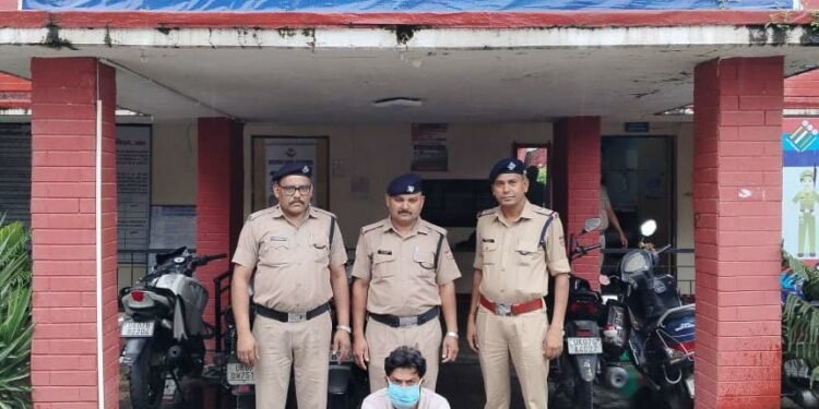 भूमि धोखाधड़ी में वांछित चल रहा 05 हजार के ईनामी अभियुक्त को दून पुलिस ने गिरफ्तार किए