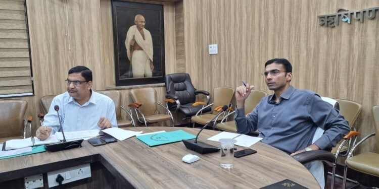 जिलाधिकारी सविन बसंल ने ऋषिपर्णा सभागार कलेक्ट्रेट देहरादून में डेंगू नियंत्रण की करी समीक्षा, दिए निर्देश