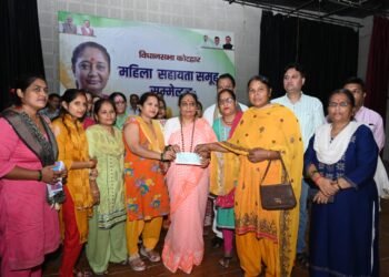 विधानसभा अध्यक्ष ऋतु खण्डूडी भूषण ने कोटद्वार में स्वयं सहायता समूह सम्मेलन में आर्थिक सहायता के चेक वितरित किए