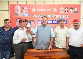 भाजपा सदस्यता अभियान कार्यक्रम में पूर्व सैनिकों को पार्टी की प्राथमिक सदस्यता ग्रहण कराते कैबिनेट मंत्री गणेश जोशी