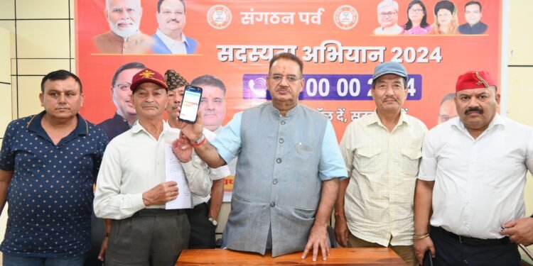 भाजपा सदस्यता अभियान कार्यक्रम में पूर्व सैनिकों को पार्टी की प्राथमिक सदस्यता ग्रहण कराते कैबिनेट मंत्री गणेश जोशी