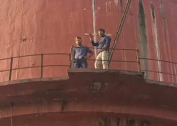 बेरोजगार युवाओं की मांग को लेकर टंकी पर चढ़े दो युवक