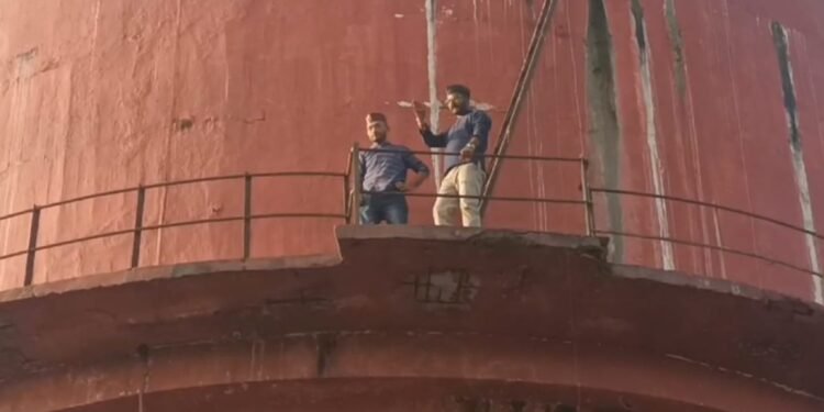 बेरोजगार युवाओं की मांग को लेकर टंकी पर चढ़े दो युवक