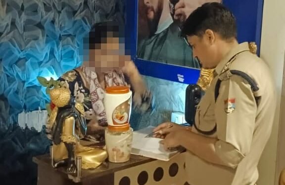 देहरादून के स्पा सेंटरों में पुलिस की छापेमारी, एक महिला समेत चार लोग गिरफ्तार