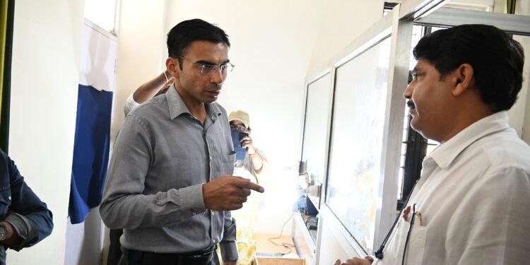 ऋषिकेश के सहायक संभागीय परिवहन अधिकारी कार्यालय में DM के छापा,कर्मचारी मिले नदारद