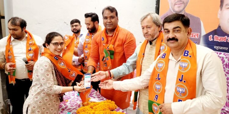 महानगर अध्यक्ष सिद्धार्थ उमेशअग्रवाल की अगुवाई में बने बीजेपी के 2 लाख से ज्यादा सदस्य, संगठन महामंत्री ने दी बधाई