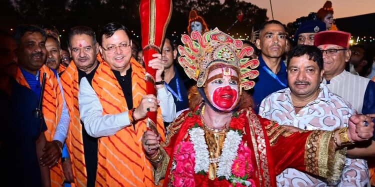 CM धामी ने परेड ग्राउंड दशहरा मेले में शिरकत की, बोले देवभूमि के मूल स्वरूप को बिगड़ता नहीं दिया जाएगा