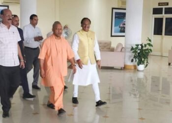 उत्तर प्रदेश के सीएम योगी आदित्यनाथ अपनी मां से मिलने देहरादून के हिमालयन अस्पताल पहुंचे