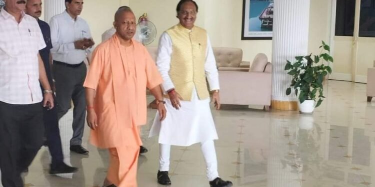 उत्तर प्रदेश के सीएम योगी आदित्यनाथ अपनी मां से मिलने देहरादून के हिमालयन अस्पताल पहुंचे