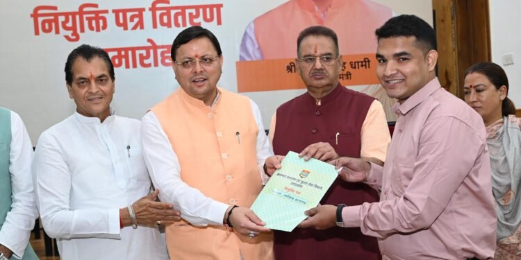 सम्मिलित राज्य सिविल / प्रवर अधीनस्थ सेवा परीक्षा में चयनित 289 अधिकारियों को मुख्यमंत्री ने प्रदान किये नियुक्ति पत्र।