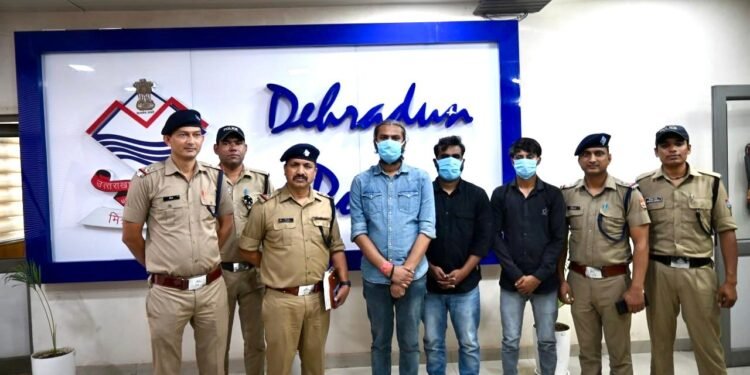 ऑनलाइन इंटरनेशनल फ्लाइट बुकिंग के नाम पर देश-विदेश में ठगी करने वाले गिरोह का दून पुलिस ने किया पर्दाफाश