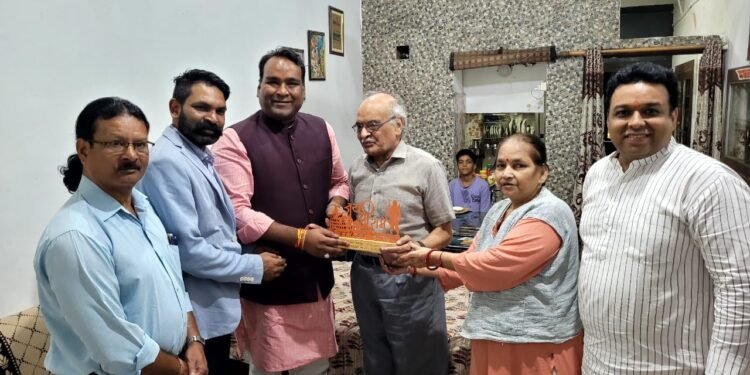 दिवाली के अवसर पर महानगर अध्यक्ष सिद्धार्थ उमेश अग्रवाल ने शक्ति केंद्रों के परिवारों को दी शुभकामनाएं, प्रवास कार्यक्रम में जुटे