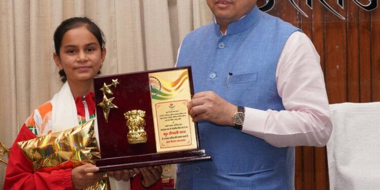 मुक्केबाज दीपाली थापा ने CM धामी से की मुलाकात,दुबई में एशियन बॉक्सिंग में जीता है गोल्ड