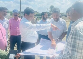 प्रधानमंत्री आवास योजना के तहत धौलास में 240 घरों का MDDA उपाध्याय बंशीधर तिवारी ने किया निरक्षण