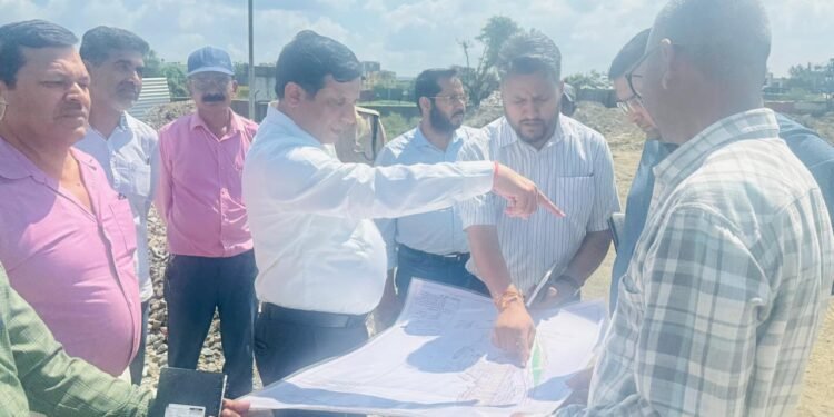 प्रधानमंत्री आवास योजना के तहत धौलास में 240 घरों का MDDA उपाध्याय बंशीधर तिवारी ने किया निरक्षण