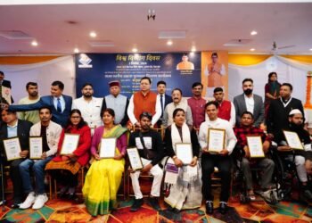 मुख्यमंत्री ने दिव्यांग दिवस पर दिव्यांग खिलाड़ियों  और कर्मचारियों को किया सम्मानित