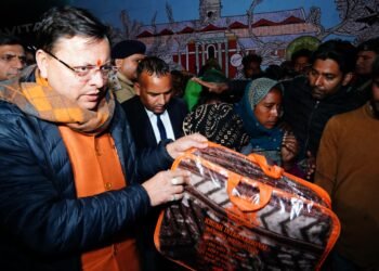 मुख्यमंत्री पुष्कर सिंह धामी ने आई.एस.बी.टी पर बेसहारा एवं बेघर लोगो को सर्दी से बचाव के लिए कंबल वितरित किए