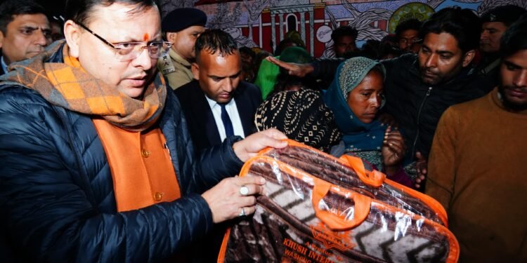 मुख्यमंत्री पुष्कर सिंह धामी ने आई.एस.बी.टी पर बेसहारा एवं बेघर लोगो को सर्दी से बचाव के लिए कंबल वितरित किए