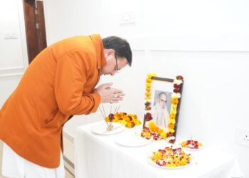 मुख्यमंत्री ने स्वर्गीय इंद्रमणि बड़ोनी के चित्र पर पुष्पांजली अर्पित कर दी श्रद्धांजलि