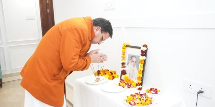 मुख्यमंत्री ने स्वर्गीय इंद्रमणि बड़ोनी के चित्र पर पुष्पांजली अर्पित कर दी श्रद्धांजलि