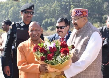 योगी आदित्यनाथ का कैबिनेट मंत्री सतपाल महाराज ने स्वागत किया