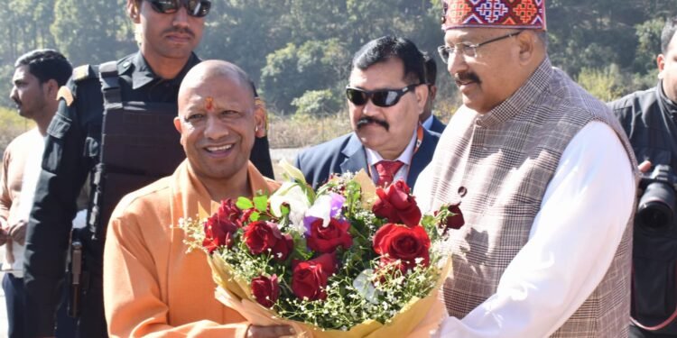 योगी आदित्यनाथ का कैबिनेट मंत्री सतपाल महाराज ने स्वागत किया