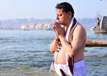 प्रयागराज महाकुंभ में उत्तराखंड के मुख्यमंत्री पुष्कर सिंह धामी ने लगाई पवित्र डुबकी