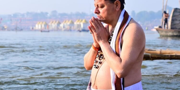 प्रयागराज महाकुंभ में उत्तराखंड के मुख्यमंत्री पुष्कर सिंह धामी ने लगाई पवित्र डुबकी