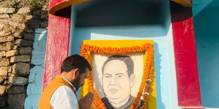 विकास नेगी ने स्वर्गीय चन्द्रमोहन सिंह नेगी की जयंती पर पुष्प अर्पित कर नमन किया